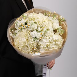 sbornyj buket s beloj gortenziej 4